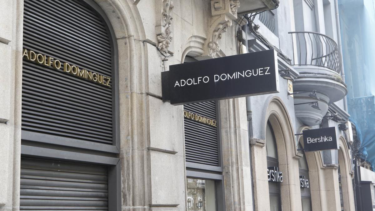 Una tienda de Adolfo Domínguez en Vigo. // Alba Villar