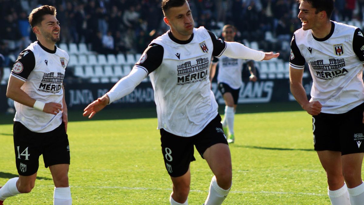 Javi Eslava celebra un gol con el Mérida.