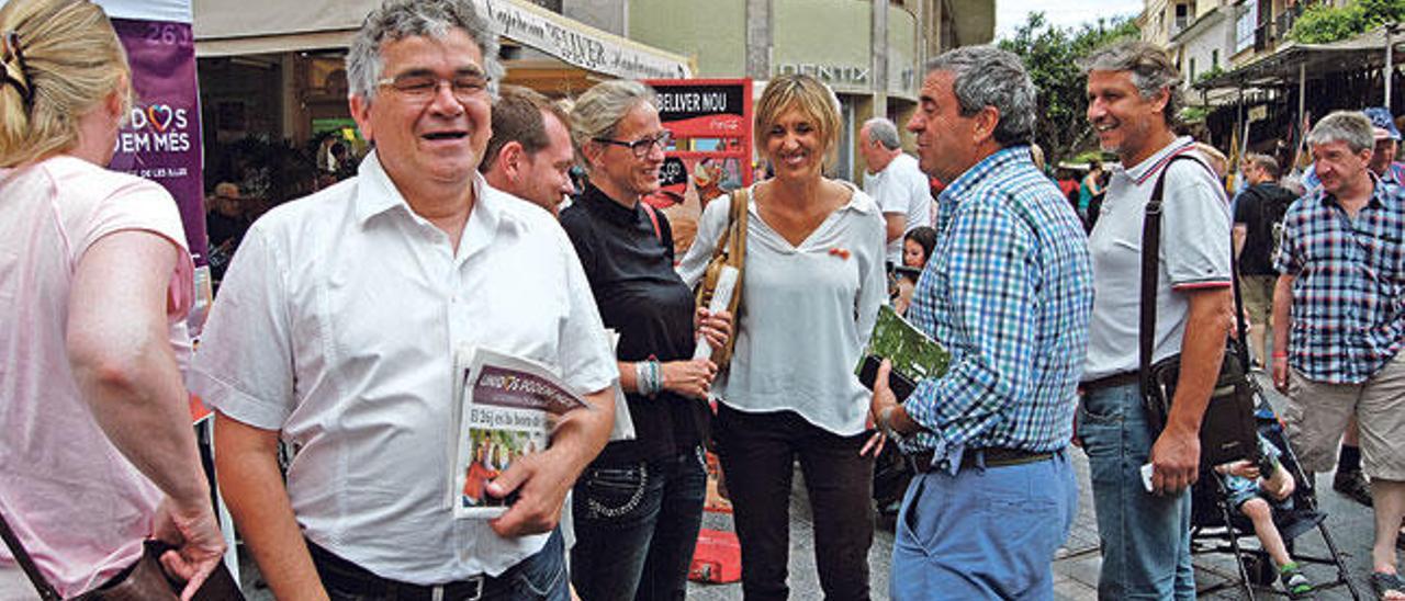 Los políticos se anunciaban ayer en el mercado.