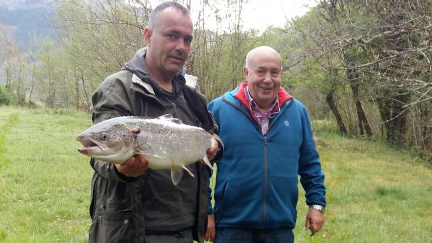 Félix Rodriguez, con el salmón que pescó en el coto Tempranes, de 6 kilos de peso, ésta mañana