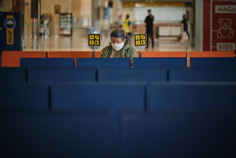 Fotos del aeropuerto de Los Rodeos sin gente por las restricciones. Mascarilla Coronavirus Covid19  | 30/03/2020 | Fotógrafo: Andrés Gutiérrez Taberne