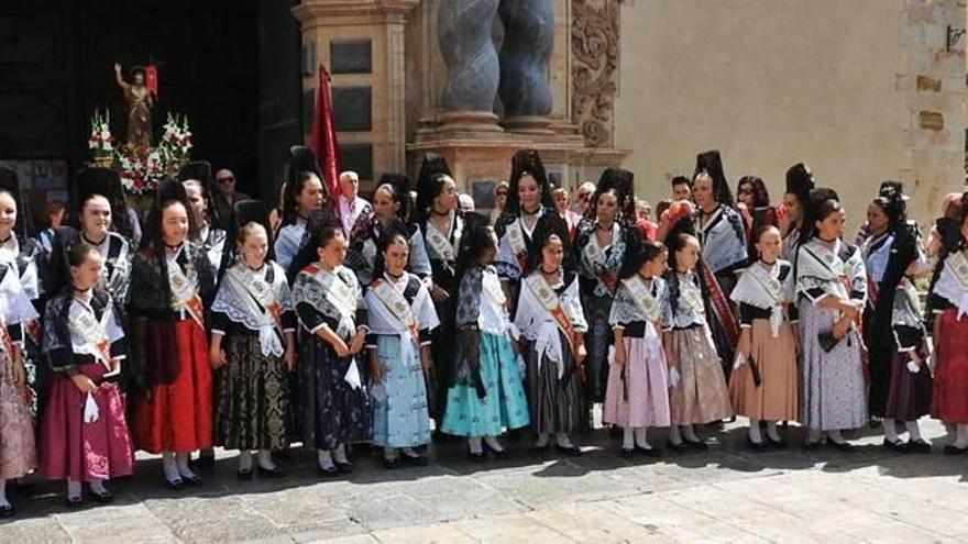 Las reinas y damas posan con la imagen detrás en la iglesia arciprestal del municipio.