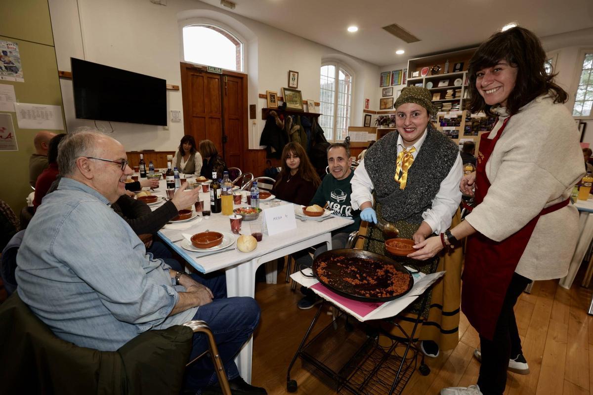 Reparto del picadillo, en la comida del cordero de Bueño.