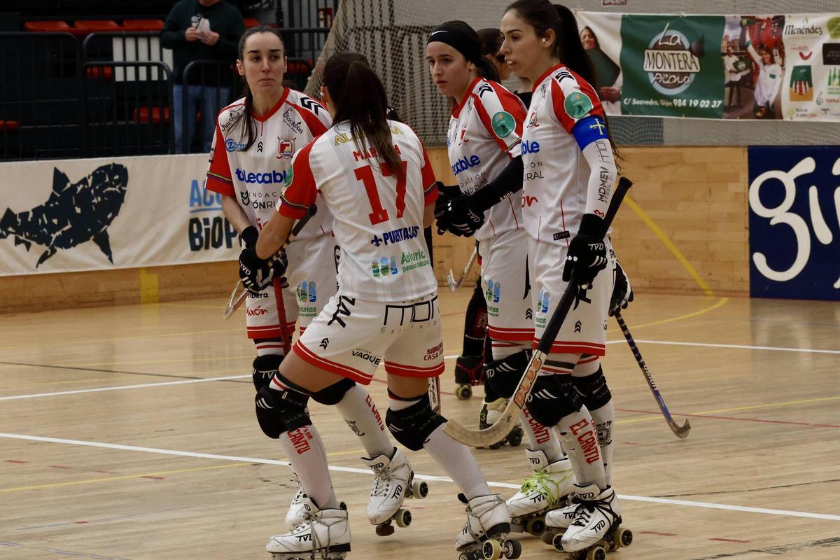 María Igualada, Mariona Colomer, Ainara Anido y Marta Piquero, tras el primer gol del Telecable