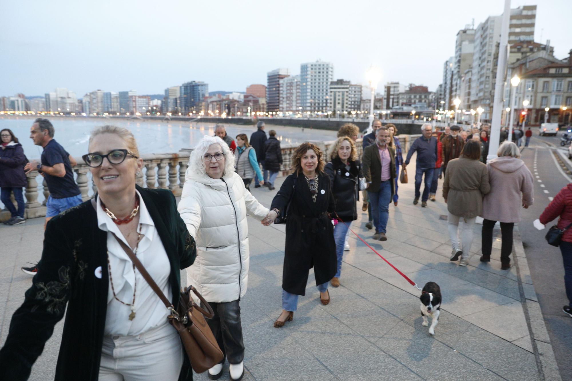 En imágenes: Así fue la cadena humana contra el racismo y la xenofobia que se organizó en Gijón