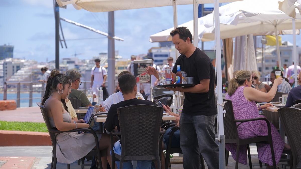Un camarero atiende una mesa en la avenida de las canteras, en la capital grancanaria.