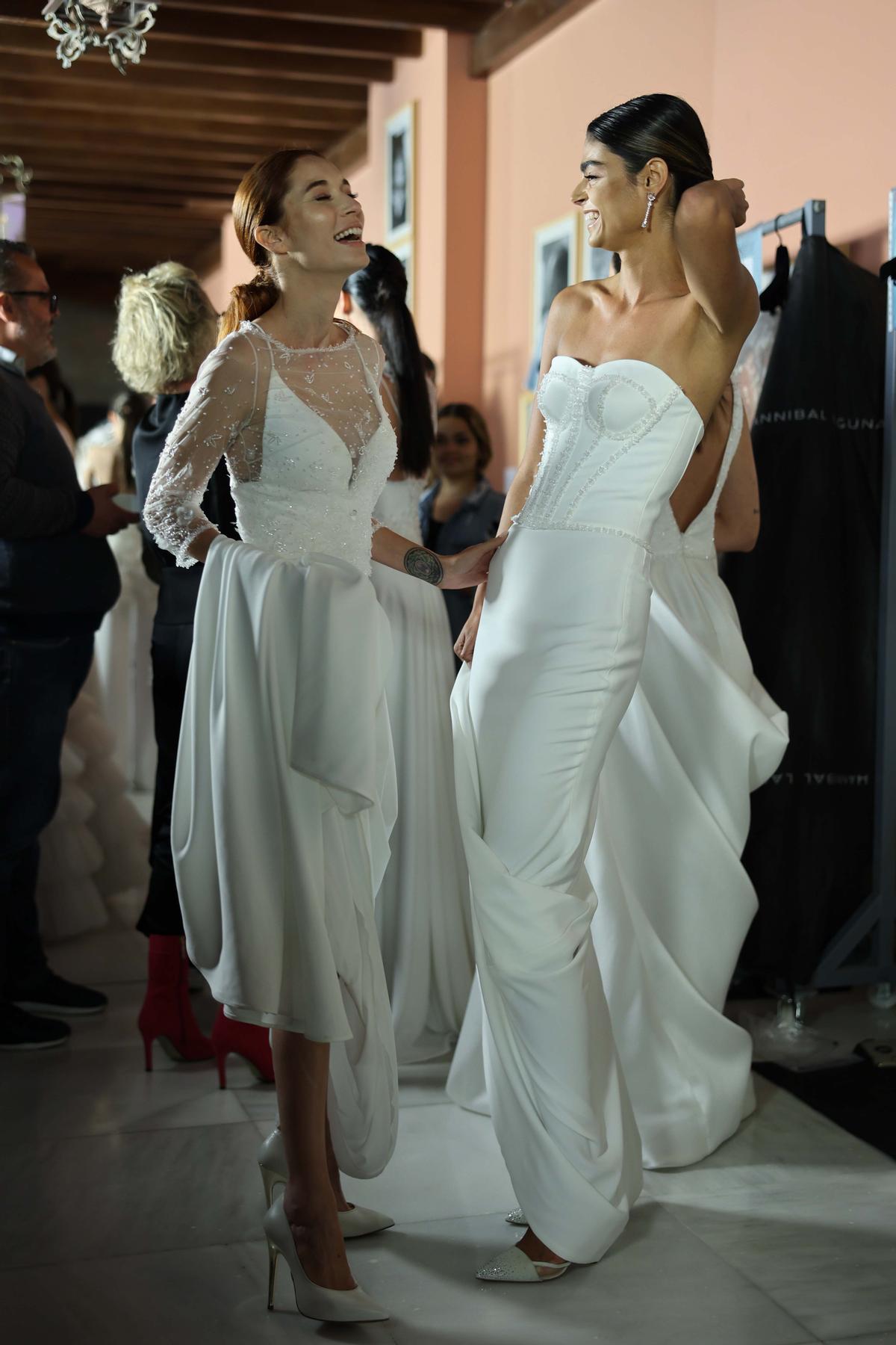 Las modelos se preparan para el desfile de Hannibal Laguna.