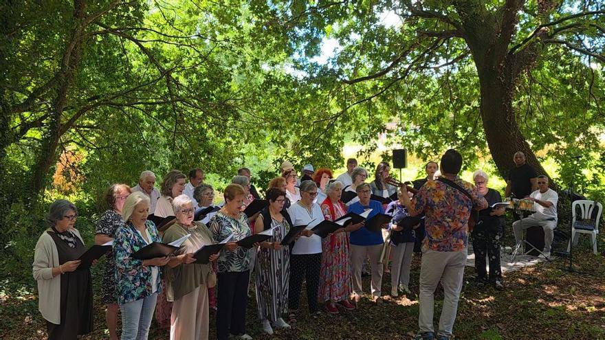 La actuación del coro marcó el inicio de la XV Romaría do Castelo da Rocha Forte
