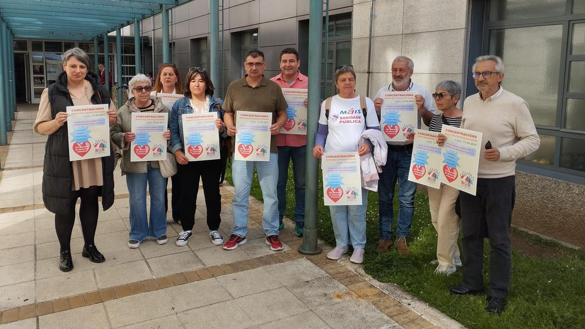 Miembros de SOS Sanidade Pública do Salnés, en la presentación de la concentración del lunes en Catoira.
