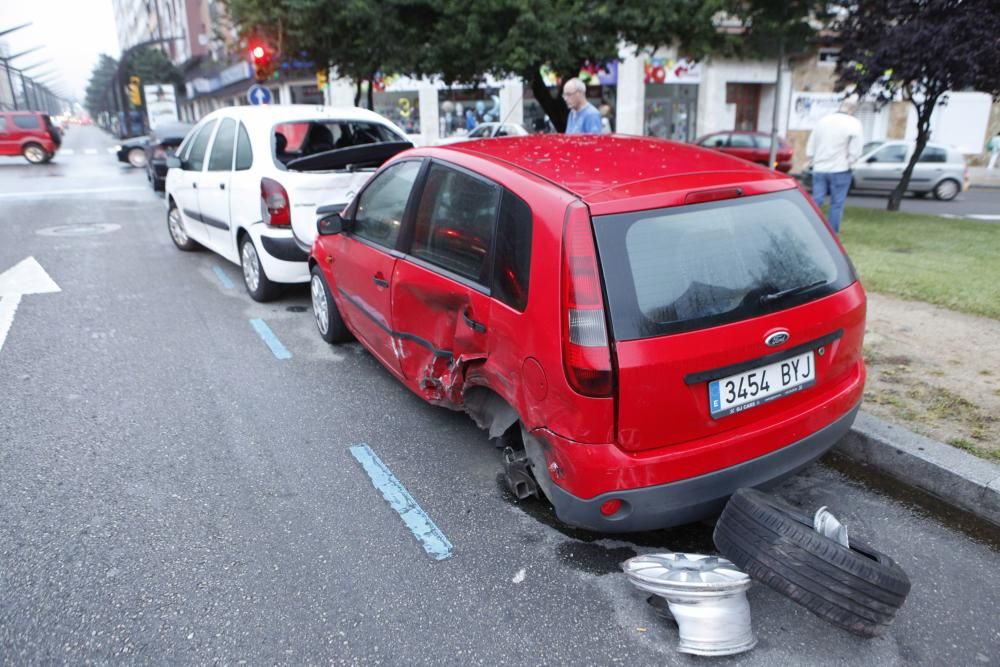 Un conductor ebrio colisiona con tres coches aparcados en la avenida Constitución