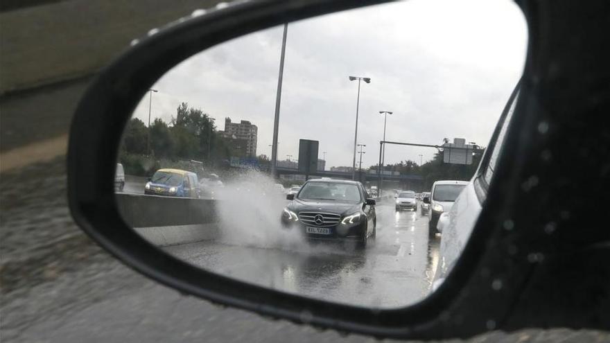 Vuelos desviados, carreteras cortadas e inundaciones por las fuertes lluvias