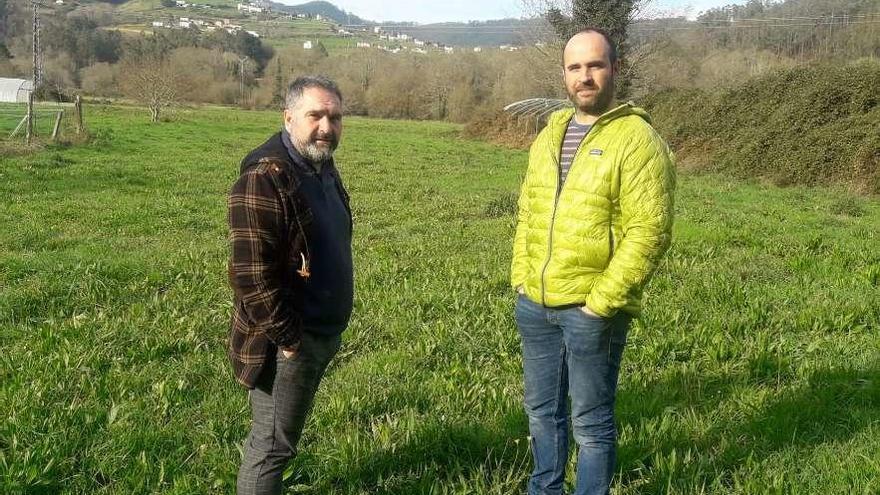 Por la izquierda, Fernando Prendes y Otilio Rodríguez, visitando la zona.