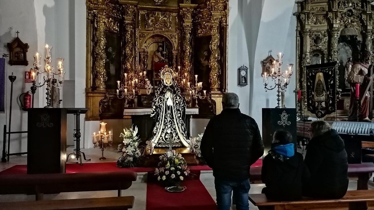 Toresanos veneran a la Virgen de la Soledad en una edición anterior del Besamanos