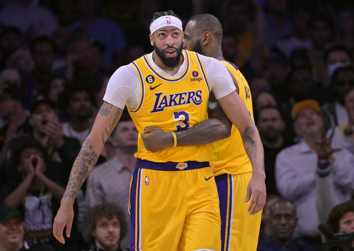LeBron James y Anthony Davis, en el sexto partido de los Lakers contra los Warriors.