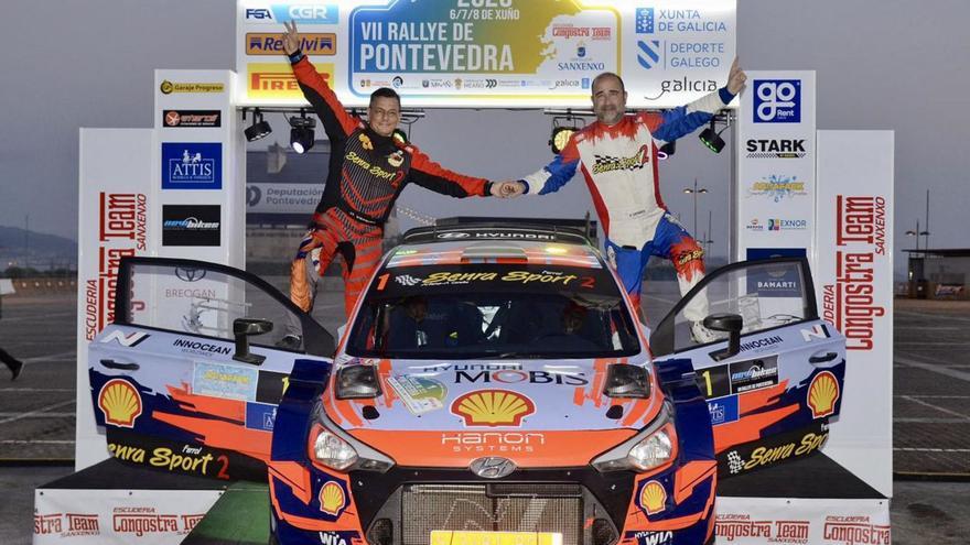 Senra y López festejan el triunfo en la meta de Sanxenxo.