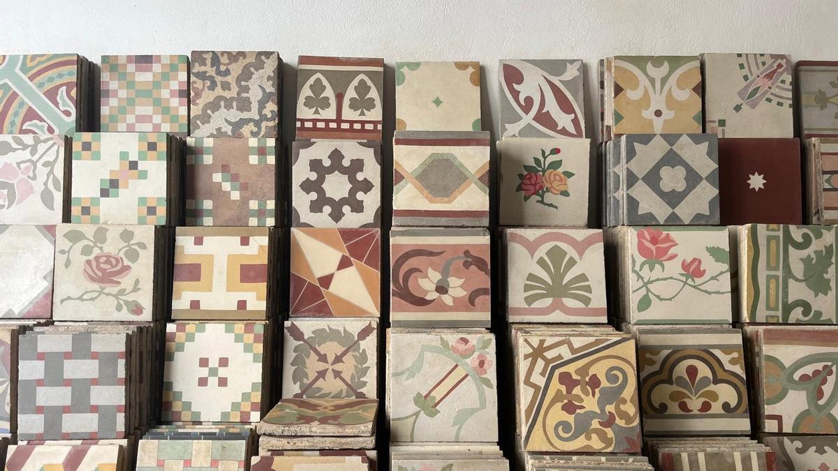 Parte de la colección de baldosas hidráulicas rescatadas de los contenedores de València.