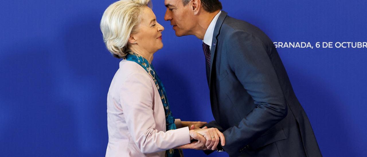 La presidenta de la Comisión Europea, Ursula Von der Leyen, y el presidente en funciones, Pedro Sánchez, en la cumbre europea de Granada.