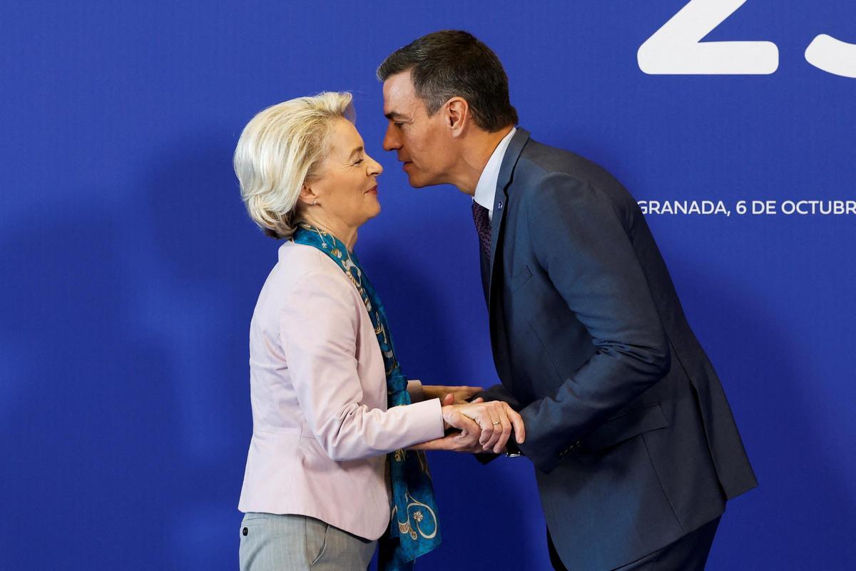 La presidenta de la Comisión Europea, Ursula Von der Leyen, y el presidente en funciones, Pedro Sánchez, en la cumbre europea de Granada.