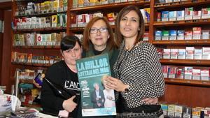 Les tres estanqueres Elisabet, Martina i Yolanda Gavarró, a l’establiment que ha venut el primer premi de la Grossa a la Roca del Vallès.