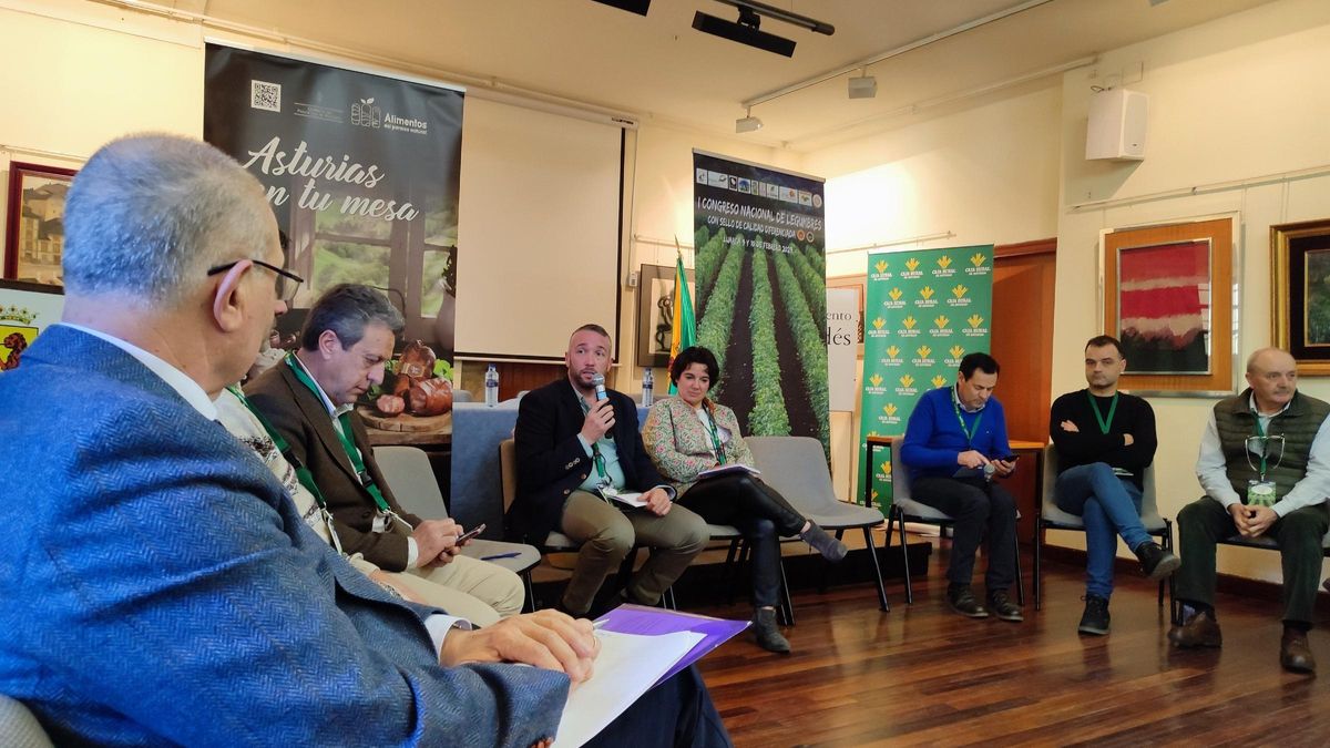 El presidente de la IGP Faba Asturiana, Sergio Suárez, interviene en la sesión celebrada este viernes en Luarca.