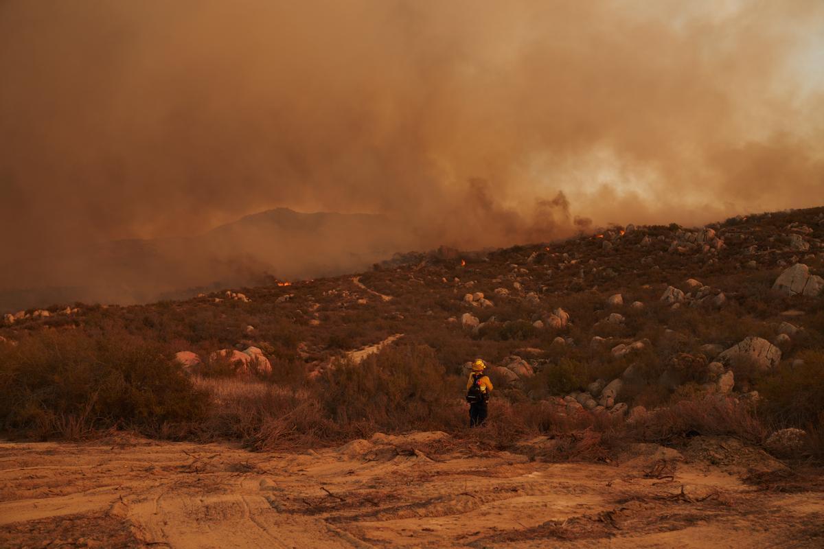 Lucha sin tregua contra el fuego en Hemet (California)