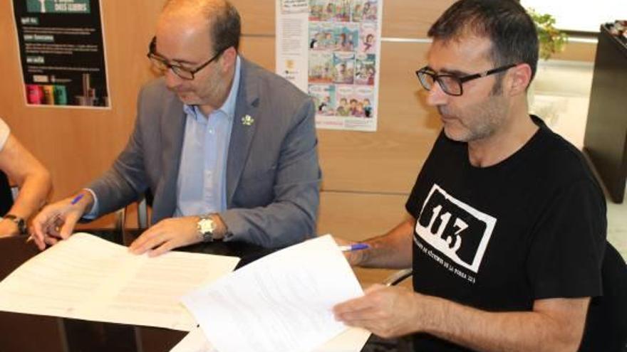 El alcalde y Santi Vallés, en el momento de firmar el convenio.