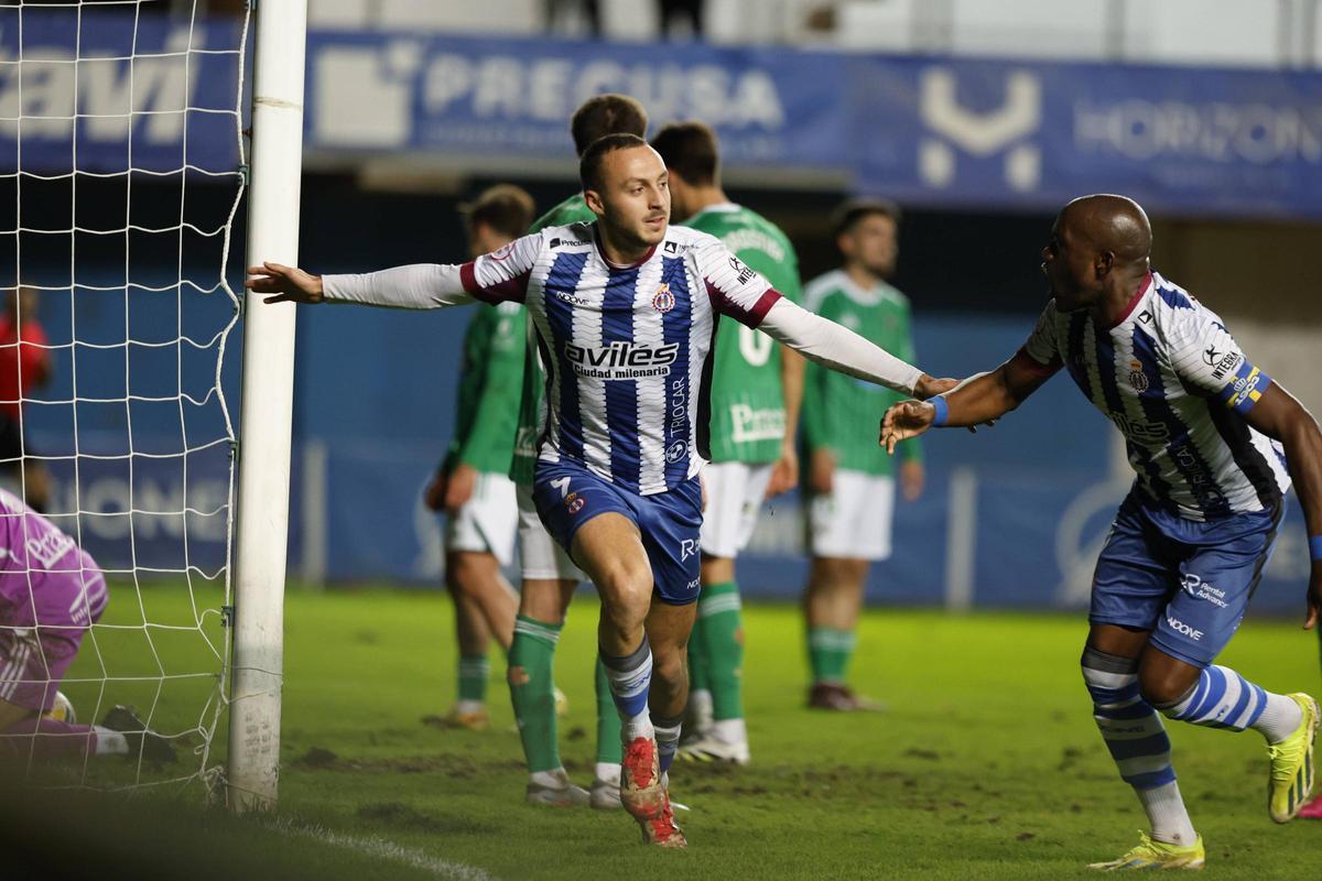 Santamaría celebra su gol ante el Racing de Ferrol