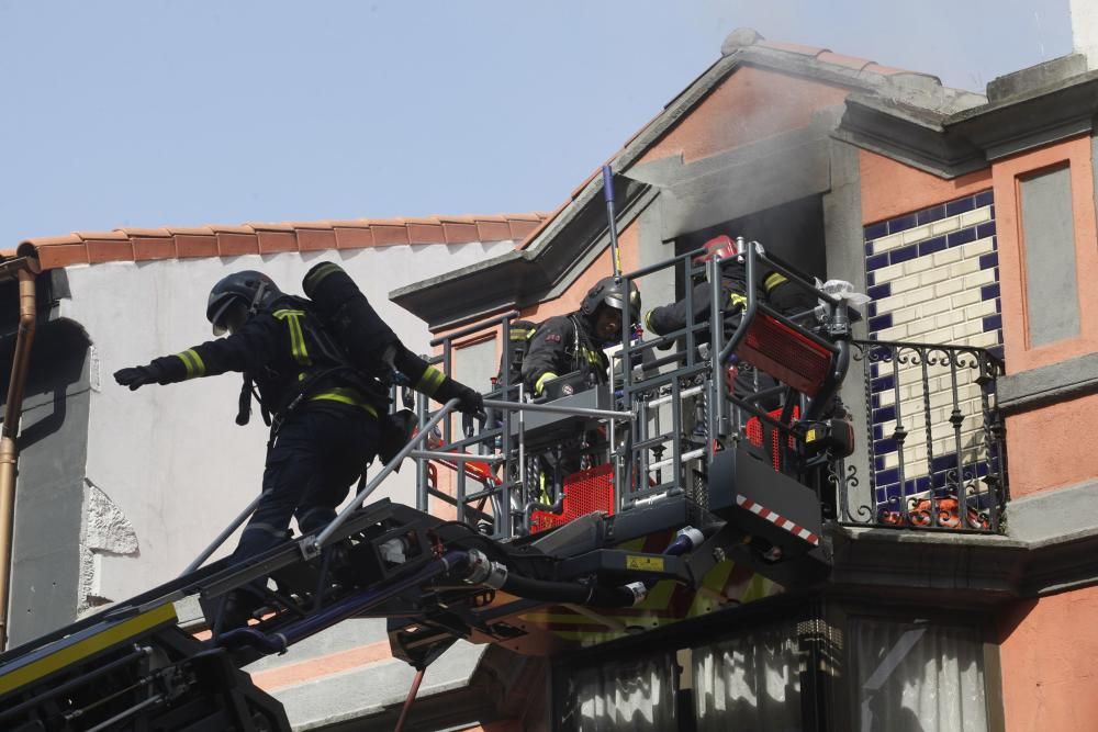 Incendio en un edificio de la calle Los Moros en Gijón