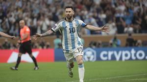 Messi celebra el primer gol en la final del Mundial contra Francia.