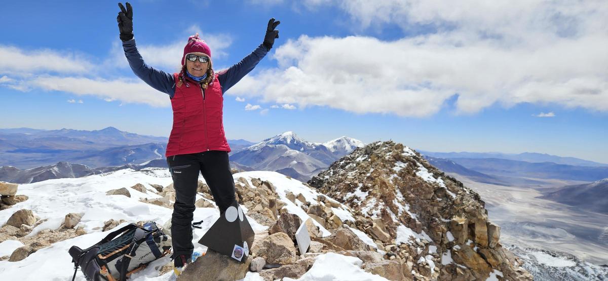 María del Pino Plasencia Casanova en la cima del Ojos del Salado.