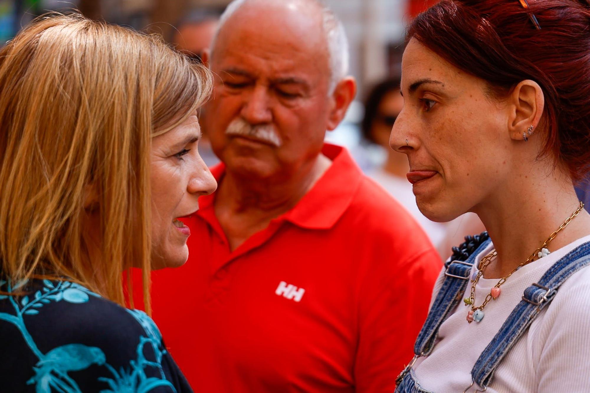Una vecina de Catarroja lleva una bolsa de fango de la dana a la visita del ministro y Bernabé