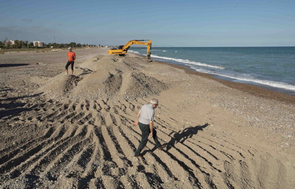 Vecinos de Sagunt protestan, por la falta de criba en el trasvase de piedra, de la playa a Almenara