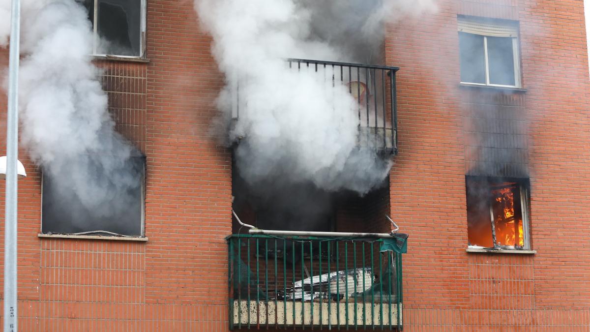 Una explosión provoca un incendio en bloque de viviendas en el barrio de Buenavista de Toledo