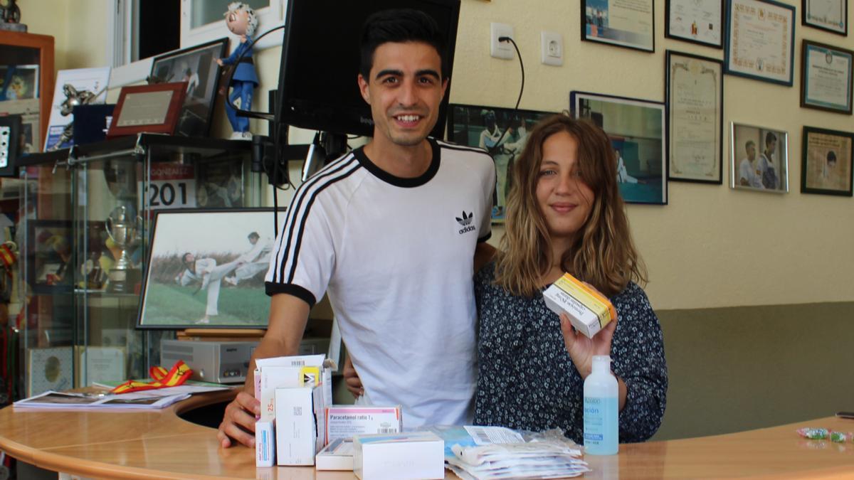 Joel González i Camila Lores recullen medicaments per a enviar a Cuva