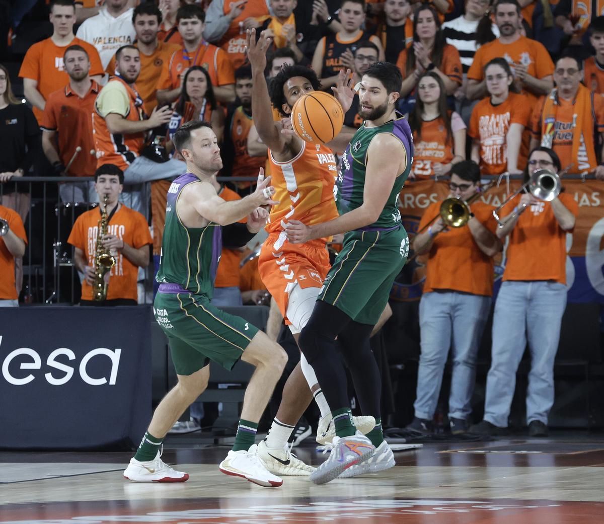 Kalinoski y Tillie defienden a Key en el Valencia Basket-Unicaja.