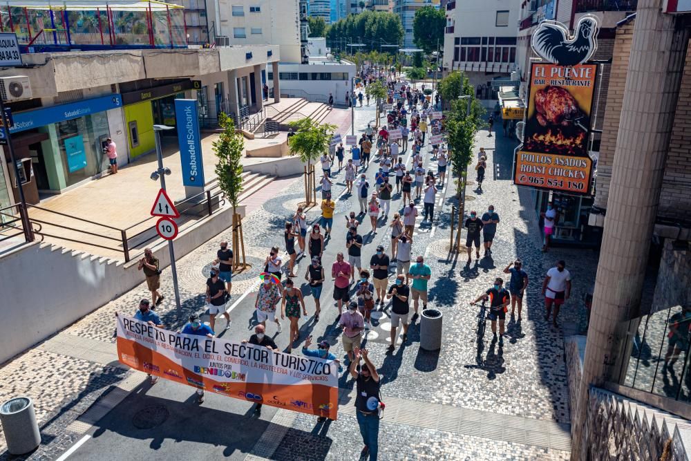 Más de 500 personas se manifiestan en Benidorm contra la decisión del cierre del ocio nocturno.