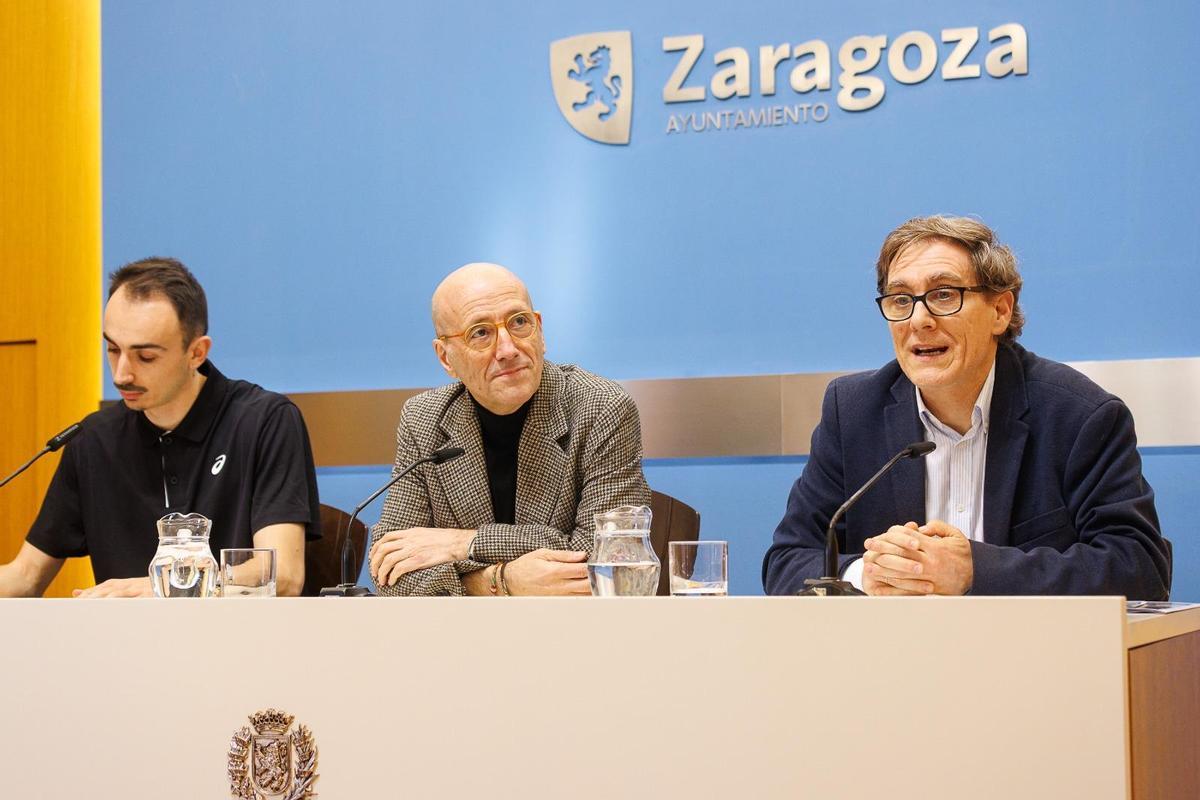 Eduardo Menacho, atleta, Félix Brocate, concejal de Deportes, y Rafael Guerras, presidente de Alcampo-Scorpio 71.