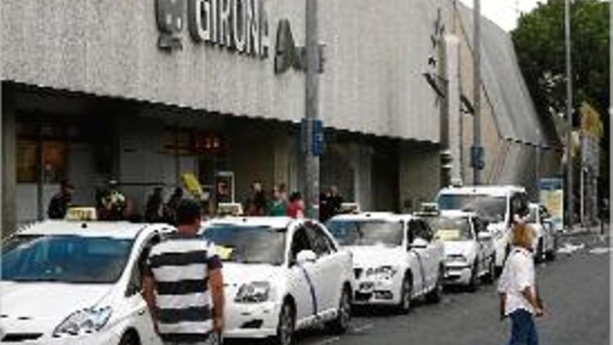 Taxis aparcats davant l&#039;estació de trens de Girona.