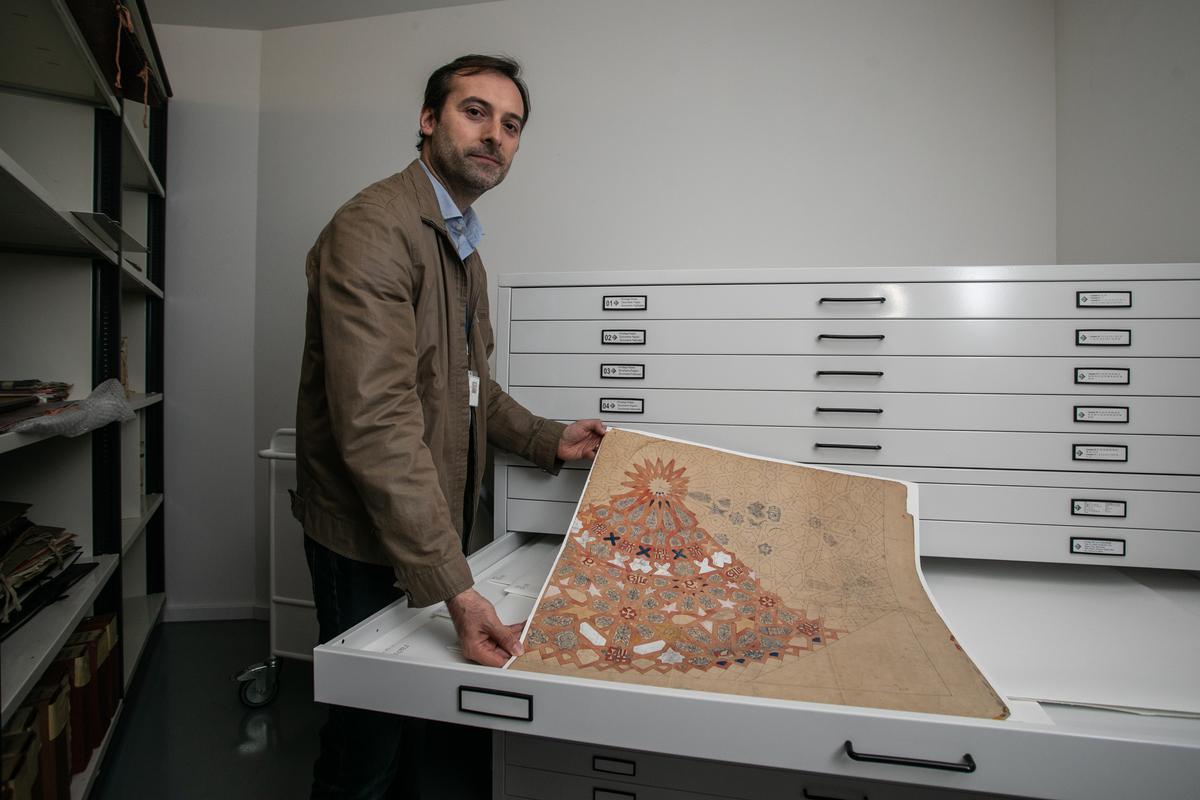 Miquel Terreu, responsable de los fondos documentales, sostiene uno de los planos originales del proyecto.