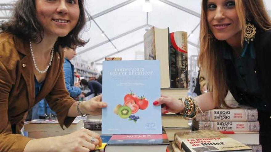 Por la izquierda, Paula Jiménez Fonseca y Belén Álvarez, con su libro «Comer para vencer el cáncer».