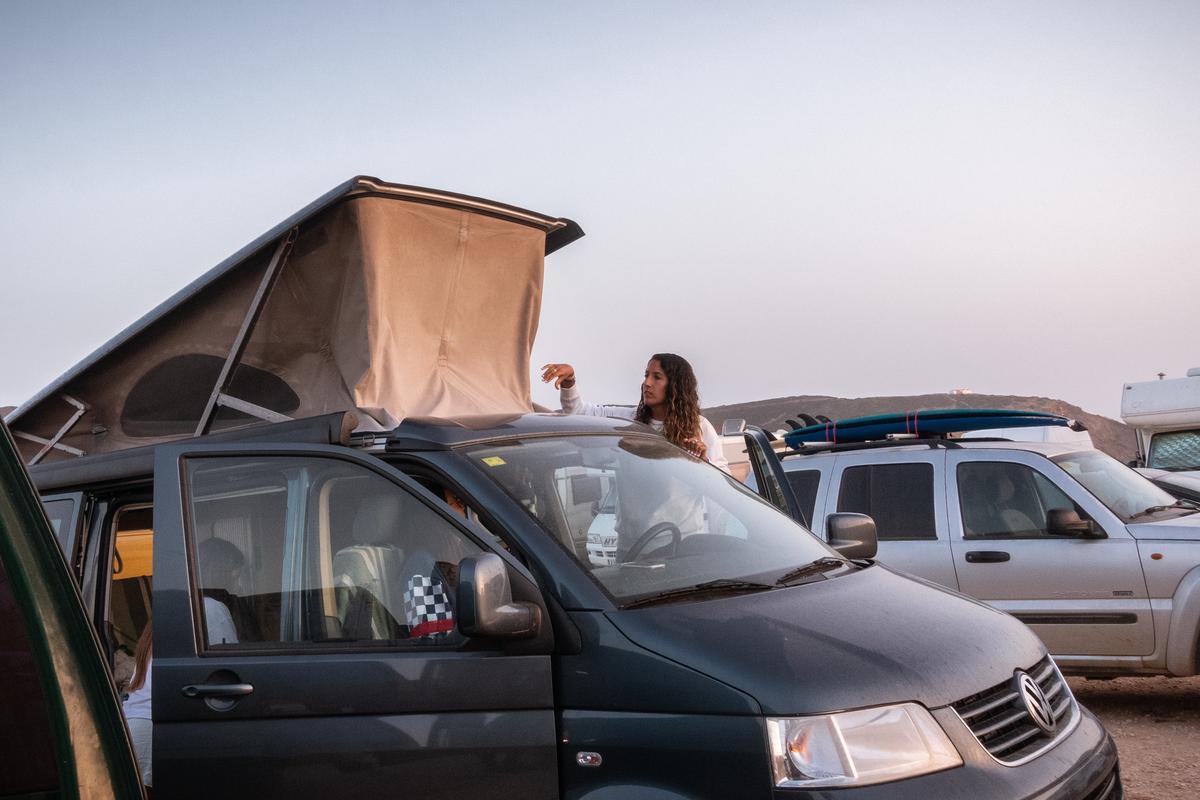 Una furgoneta ‘camper’ está equipada con lo imprescindible (cama, cocina, nevera y depósitos de agua) para viajar y alojarse en ella. Algunas, como la de esta imagen, están adaptadas de fábrica y despliegan la cama sobre el techo para aprovechar el espacio al máximo. Por lo general, son más económicas y versátiles que las auto caravanas convencionales.