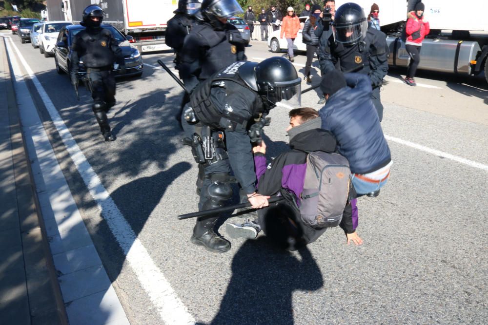 Tsunami Democràtic realitza talls intemitents a l'N-II a la Jonquera