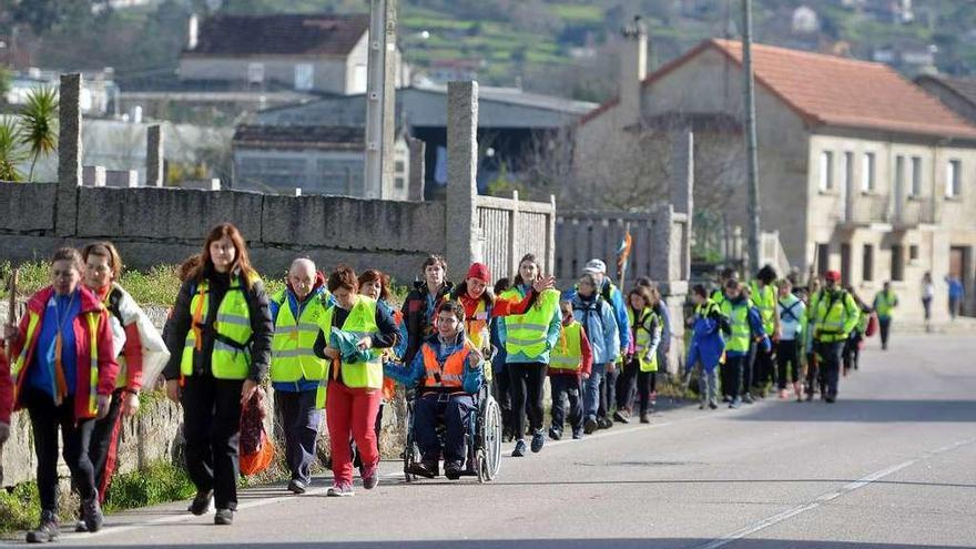 Participantes de la etapa de ayer de Xuntos no Camiño a su llegada a Pontevedra. // Gustavo Santos