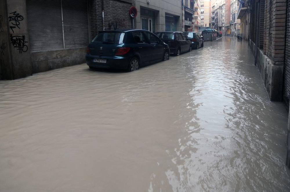 Revienta una tubería en el centro de Murcia