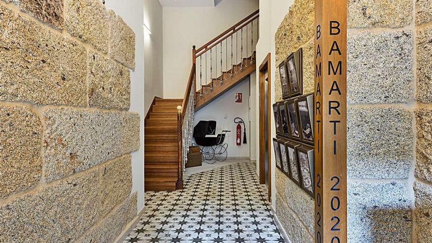 La entrada del edificio homenajea a la emigración y la historia local.