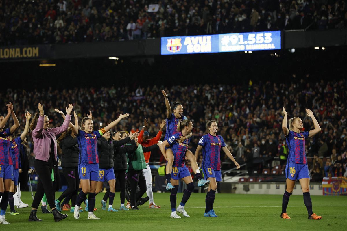 Las jugadoras del FC Barcelona celebran el final del partido