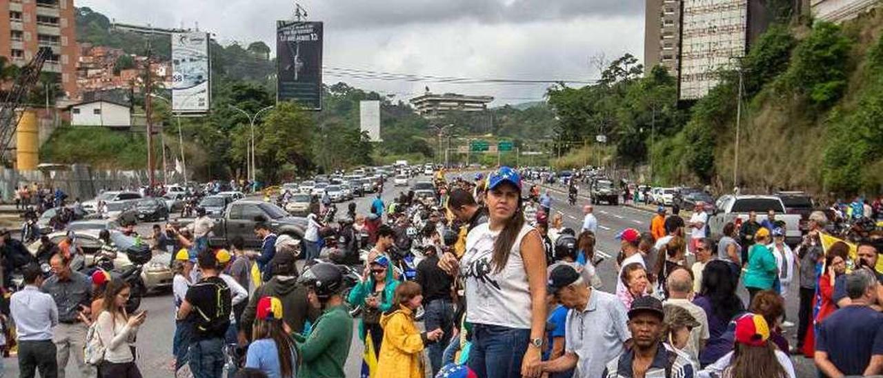 Bloqueo de una avenida en Caracas, en protesta por la convocatoria por el presidente Maduro de una Asamblea Constituyente. // Efe