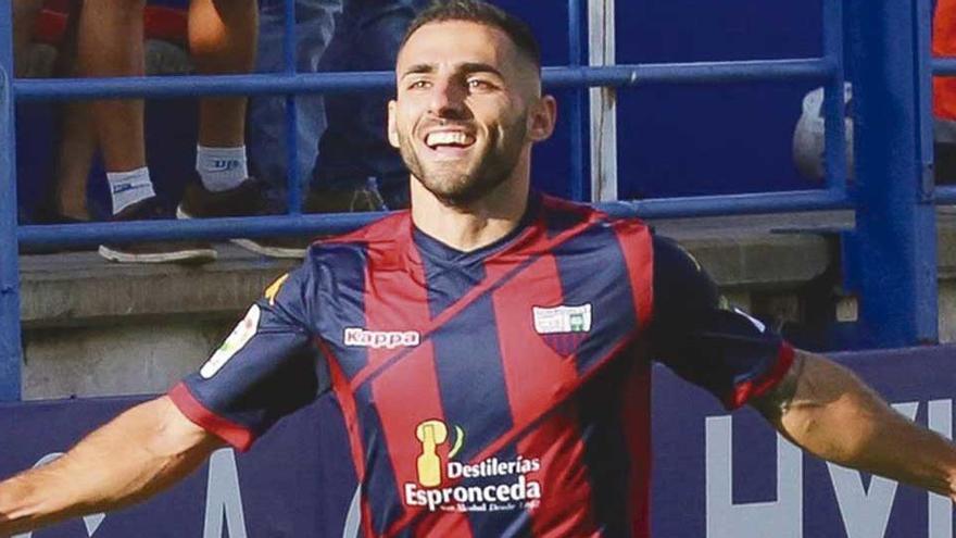 Nono celebra un gol con el Extremadura.