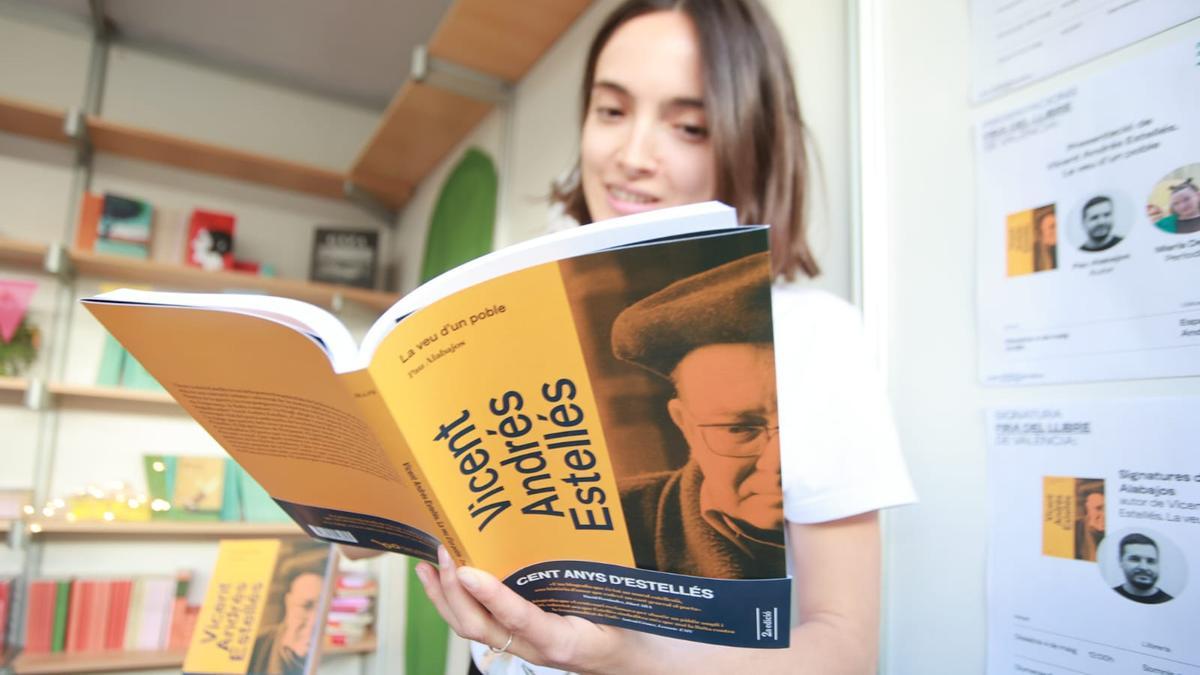 Un exemplar del nou «Vicent Andrés Estellés. La veu d’un poble» publicat per Sembra Llibres.