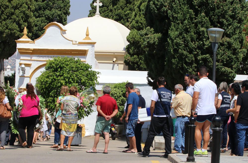 La pequeña fallecida entre Álora y Pizarra después de estar varias horas desaparecida era enterrada en el cementerio de Alhaurín el Grande, de donde es su madre